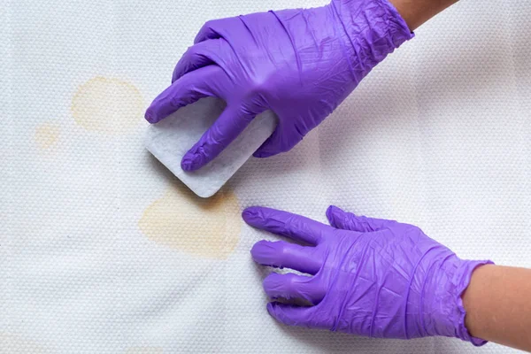 Donne mani pulire un materasso sporco con macchie — Foto Stock