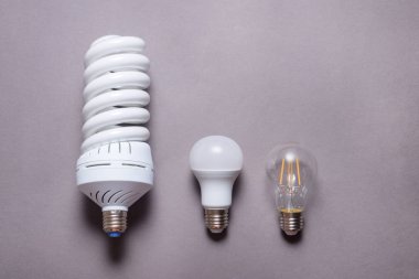 Gri arkaplanda farklı enerji tasarrufu lambaları