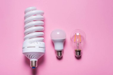 Pembe arka planda farklı enerji tasarrufu lambaları