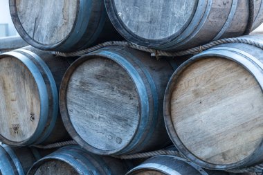 Bir sürü ahşap varil, kopyalama alanı