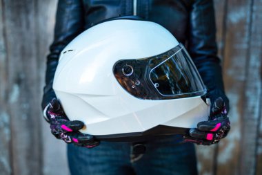 Deri ceketli kadın motosiklet kaskTutar