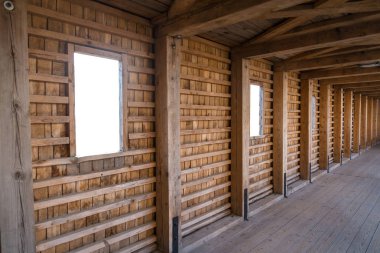 İzole edilmiş pencereli çiğ, eski, ahşap bir duvar.