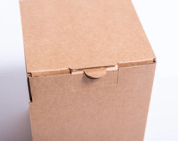 Kahverengi el işi karton kutu tokası, klipsi, kapalı kilit — Stok fotoğraf