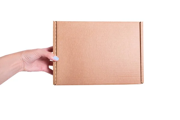 Caja de cartón artesanal marrón en mano de mujer, aísla — Foto de Stock