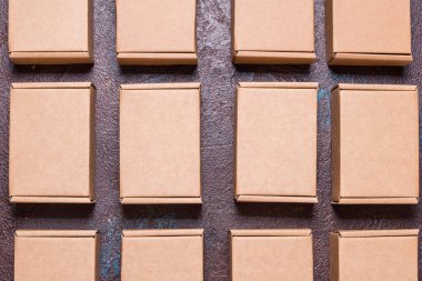 Koyu arkaplanda kahverengi karton kutular kümesi