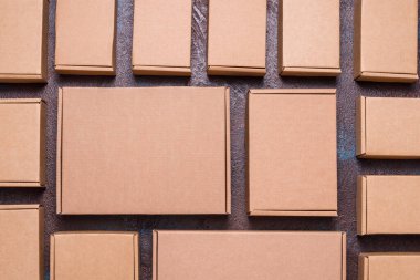 Koyu arkaplanda kahverengi karton kutular kümesi
