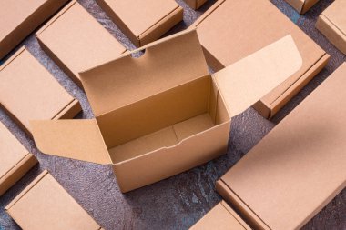 Koyu arkaplanda kahverengi karton kutular kümesi