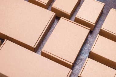 Koyu arkaplanda kahverengi karton kutular kümesi