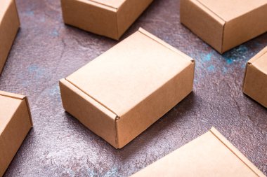Koyu arkaplanda kahverengi karton kutular kümesi