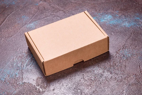 Коробка Одного Коричневого Картона Темном Фоне — стоковое фото