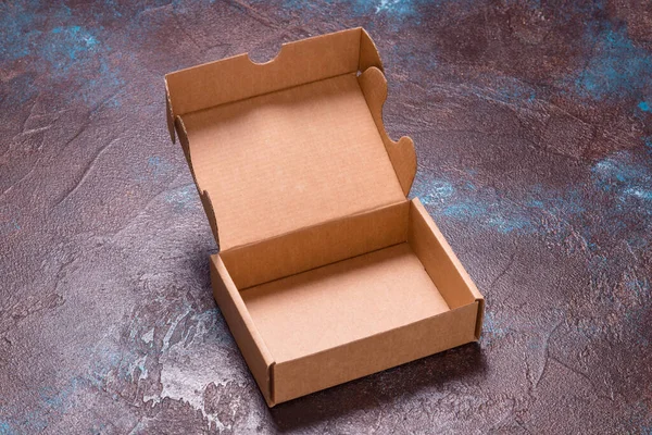 Один Коричневый Картонная Коробка Открыта Покрытием Темном Фоне — стоковое фото