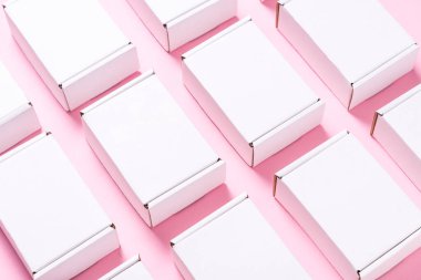 Pembe arka planda bir sürü kare kutu var.