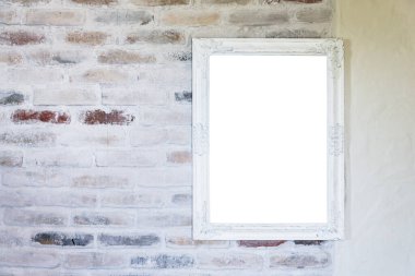 Beyaz tuğla duvardaki ahşap çerçeve