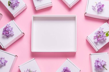 Pembe perde arkasında leylak çiçekleriyle süslenmiş bir sürü hediye kutusu.