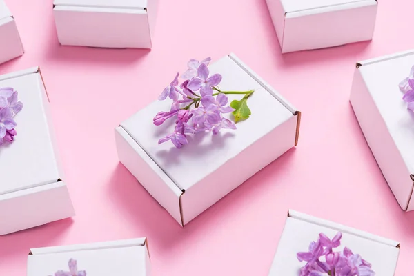 Lote Cajas Regalo Decoradas Con Flores Color Lila Sobre Fondo — Foto de Stock