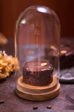 Çikolatalı tart, pişmiş çöl bir pasta tabanını fındıkla dolduruyor.