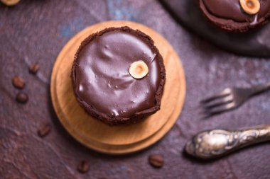 Çikolatalı tart, pişmiş çöl bir pasta tabanını fındıkla dolduruyor.