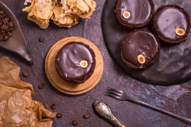 Çikolatalı tart, pişmiş çöl bir pasta tabanını fındıkla dolduruyor.