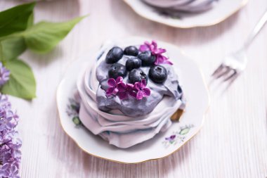 Krem şantili kremalı porselen tabak. 