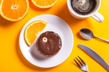 Çikolatalı tart, pişmiş çöl bir pasta tabanını fındıkla dolduruyor.