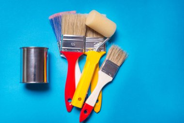Teneke kutu ve bir sürü farklı dekoratör blu fırçalar.