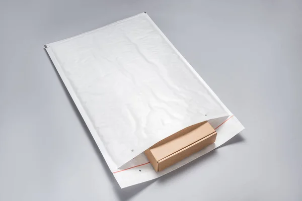 Καφέ Χάρτινο Κουτί Συσκευασμένο Λευκό Φάκελο Φυσαλίδων Γκρι Bac — Φωτογραφία Αρχείου