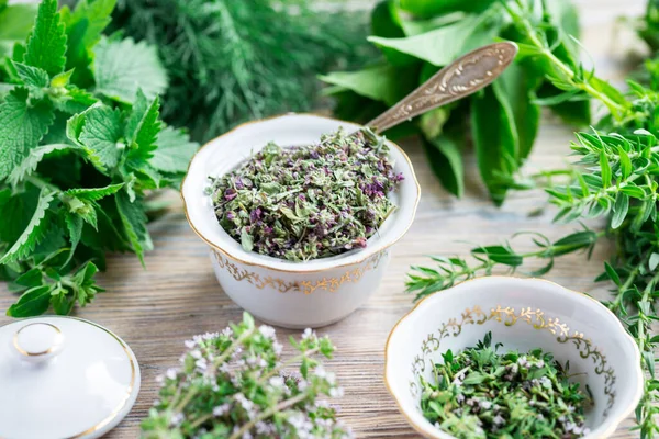 Herbes Fraîches Séchées Lieves Mix Sur Table Bois — Photo