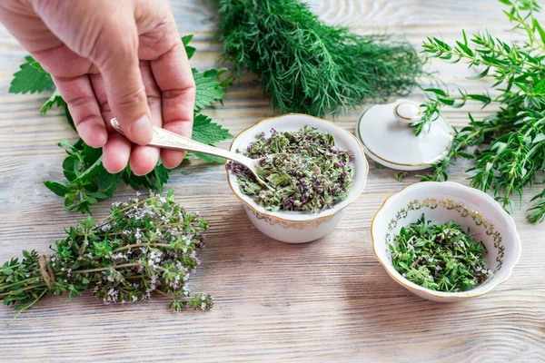 Herbes Fraîches Séchées Lieves Mix Sur Table Bois Prise Main — Photo