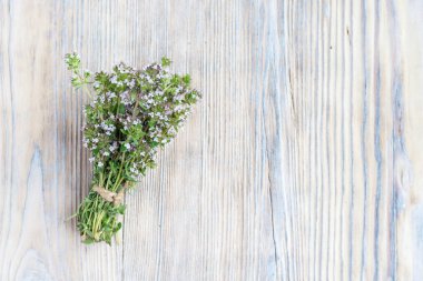 Tahta arka planda taze kekik yaprakları