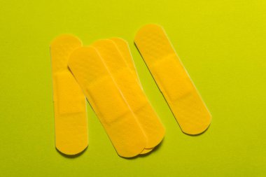 Renkli arka planda renkli ilk yardım alçıları