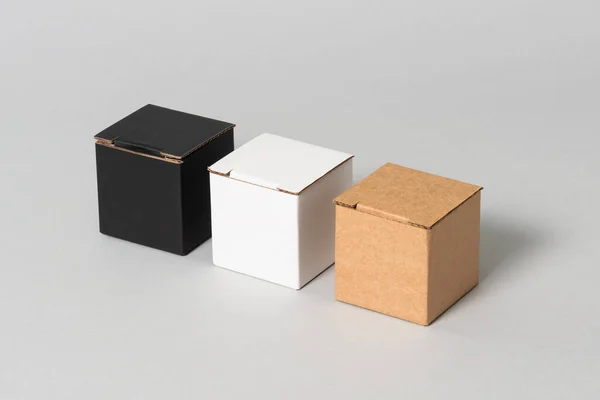 Siyah Kahverengi Beyaz Karton Kutular — Stok fotoğraf