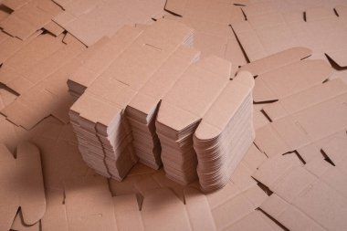 Bir sürü açık kahverengi karton kutu.