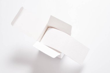 Kineziyoloji bandı beyaz karton kutuda rulo