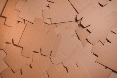 Bir sürü açık kahverengi karton kutu.