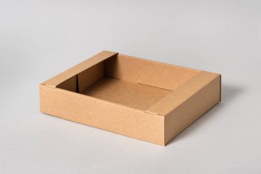 Kahverengi karton kutu yiyecek kutusu, izole edilmiş.