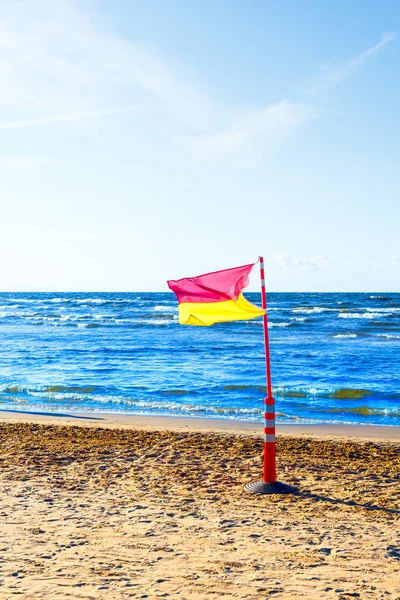 Bandera Roja Amarilla Para Salvar Vida Playa Del Mar Cielo — Foto de Stock