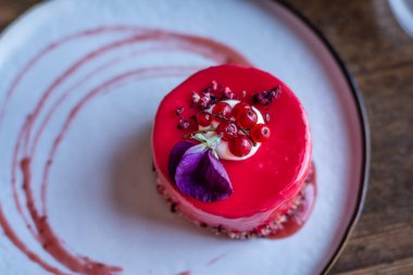 Ahşap restarant masada üzümlü kremalı kek.