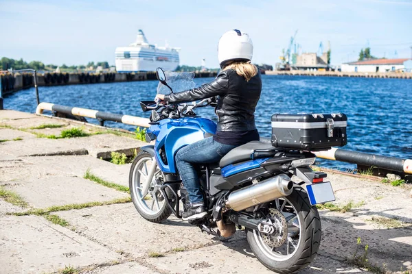 Fahrbereite Frau Auf Motorrad Und Seefähre — Stockfoto