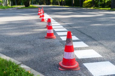 Önümüzde yol çalışması var, turuncu plastik koni uyarısı.