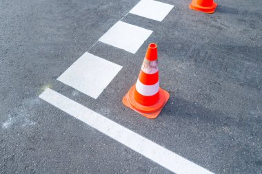 Önümüzde yol çalışması var, turuncu plastik koni uyarısı.