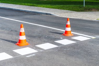 Önümüzde yol çalışması var, turuncu plastik koni uyarısı.