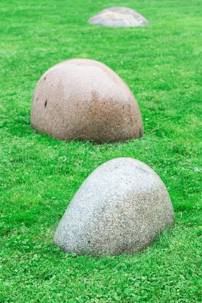 Огромные Скалы Натурального Камня Зеленой Траве Элементы Дизайна Сада — стоковое фото