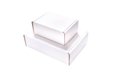 İki tane kahverengi karton düz posta kutusu, kasa, izole edilmiş.