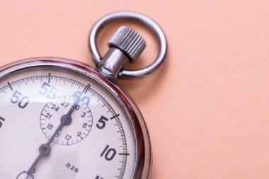 Bej arkaplanda klasik kronometre, kopyalama alanı