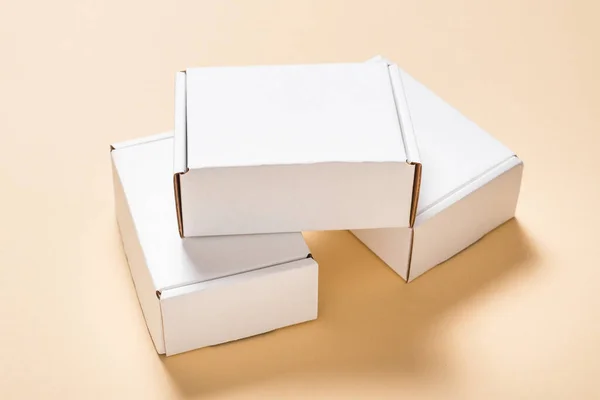 Tres Cajas Blancas Cartón Cajas Planas Cartón Sobre Fondo Beige —  Fotos de Stock