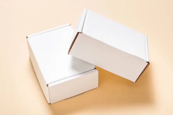 Δύο Λευκό Χαρτοκιβώτιο Χάρτινα Επίπεδα Κουτιά Mailer Μπεζ Backgroun — Φωτογραφία Αρχείου