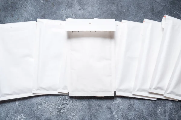 Zestaw Kopert Bąbelkami Białego Papieru Wysyłki Pocztowej — Zdjęcie stockowe