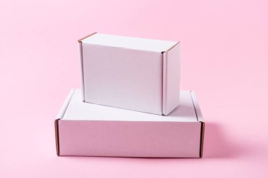 Beyaz karton set, pembe arka planda karton düz kutular 