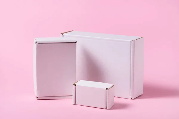 Beyaz Karton Set Pembe Arka Planda Karton Düz Kutular — Stok fotoğraf