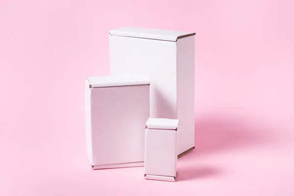 Set Carton Blanc Boîtes Plates Carton Sur Fond Rose — Photo